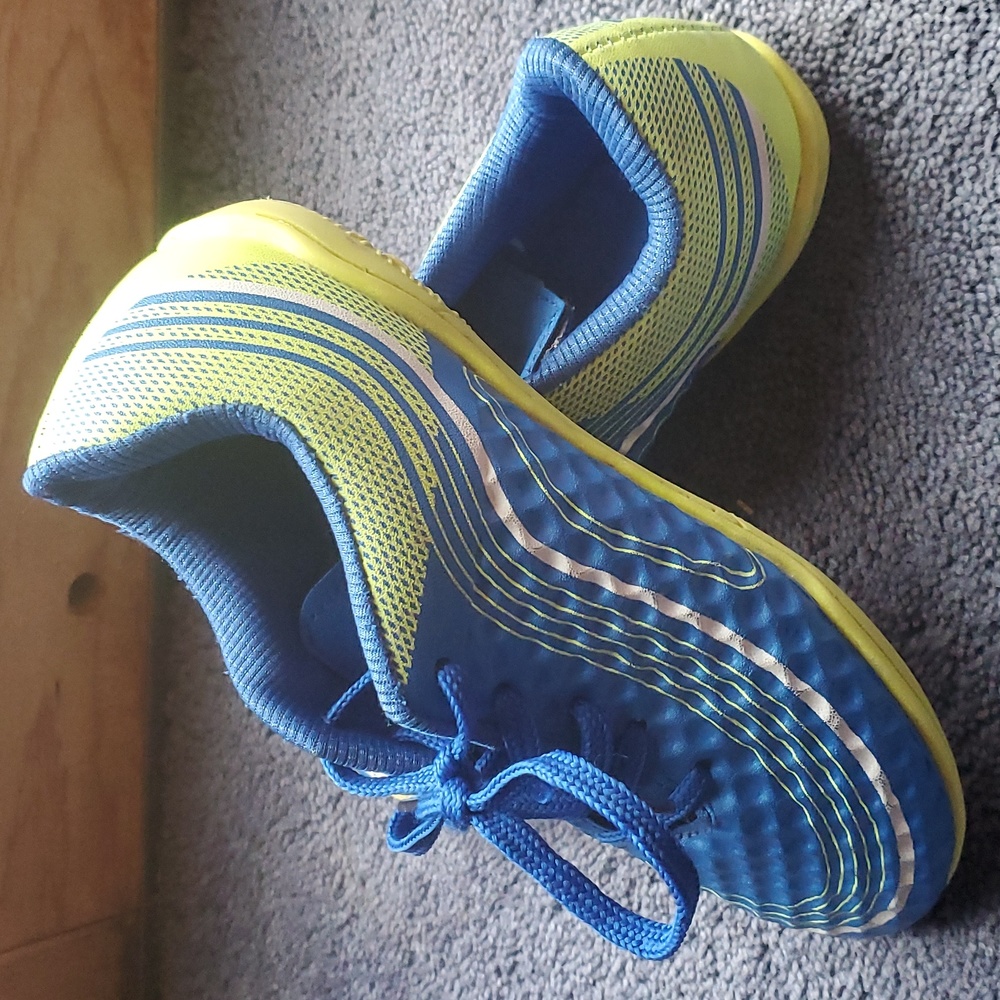 Indoor soccer shoes